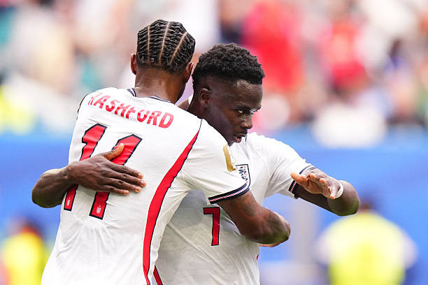 Rashford kiến tạo cho Saka ghi bàn