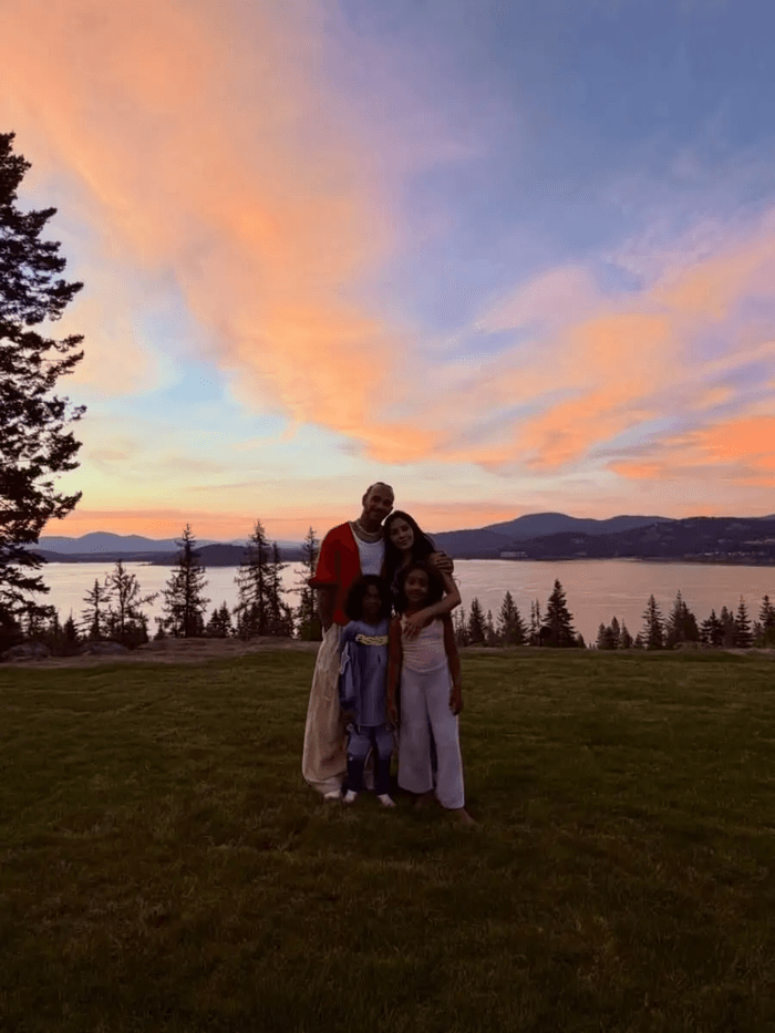 Người mẫu Kim Kardashian công khai tình tứ bên Lewis Hamilton, mối quan hệ ngày càng bền chặt Ảnh 2