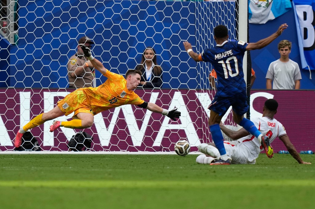 Dean Henderson có nhiều pha cứu thua quan trọng trong hiệp một.