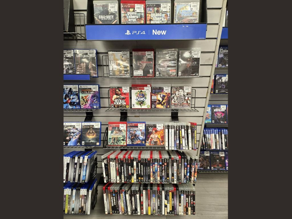 Các kệ đĩa game vật lý tại cửa hàng GameStop