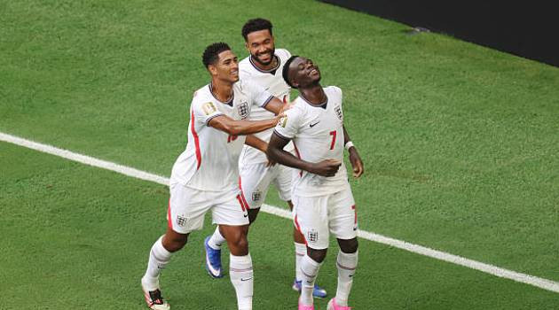 Bukayo Saka ăn mừng cú hat-trick lịch sử vào lưới tuyển Pháp.