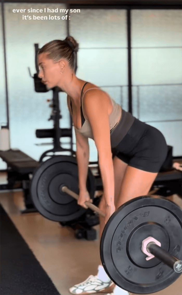 Người mẫu Hailey Bieber chia sẻ hình ảnh tập luyện trong phòng gym sau sinh.