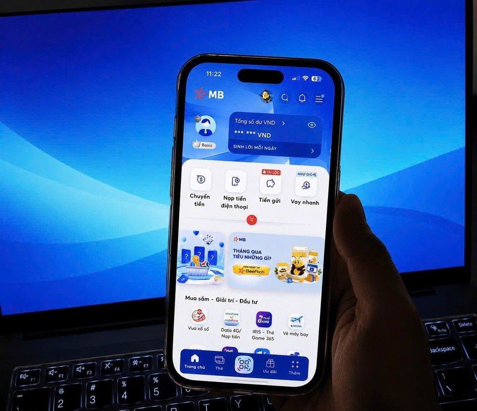 Khách hàng kiểm tra dịch vụ ngân hàng trên điện thoại để tránh mất phí SMS Banking