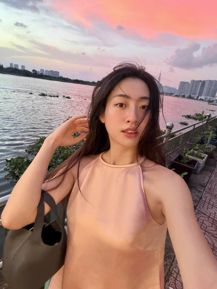 Hoa hậu Lương Thùy Linh với phong cách nàng thơ dưới ánh hoàng hôn
