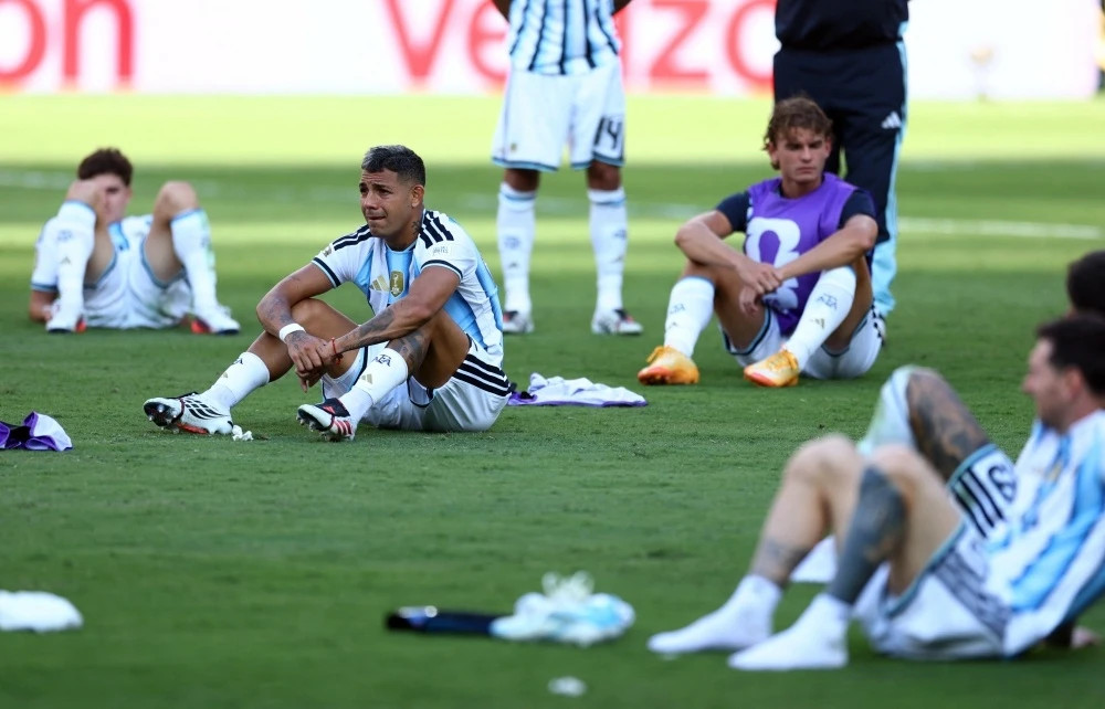 Các cầu thủ Argentina bế tắc trước hệ thống phòng ngự và khả năng áp sát liên tục của đội tuyển Tây Ban Nha.
