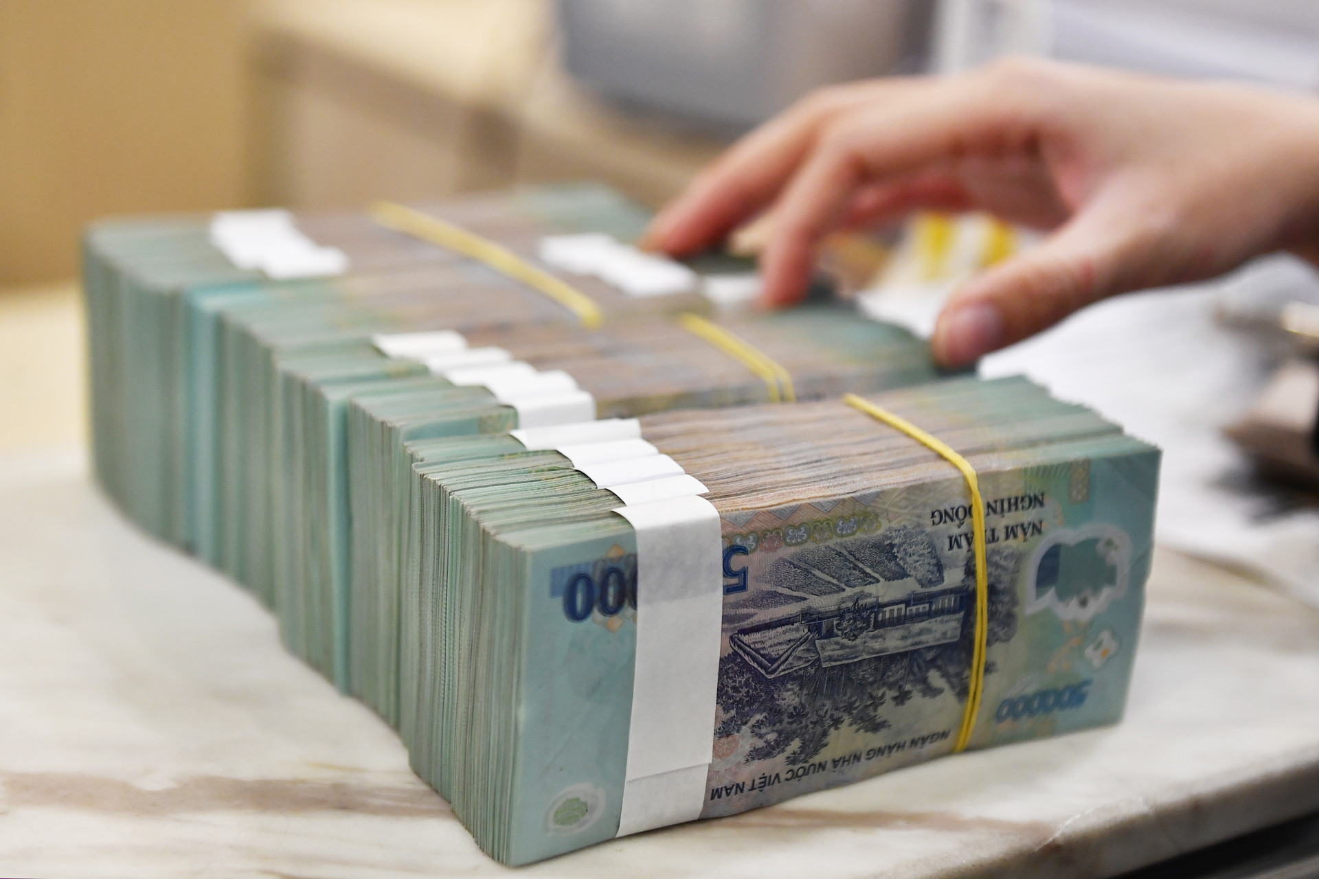 Khách hàng giao dịch tại ngân hàng để tìm kiếm mức lãi suất tối ưu trong bối cảnh thị trường biến động.