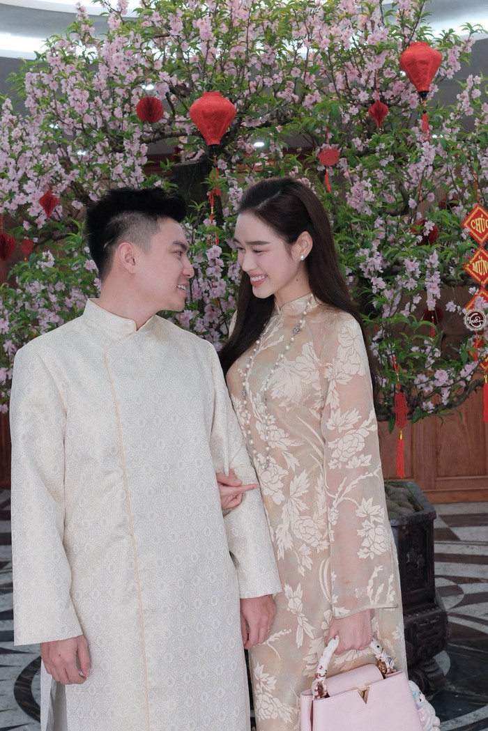 Cuộc sống hôn nhân viên mãn của Đỗ Thị Hà bên doanh nhân Viết Vương nhận được nhiều sự quan tâm.