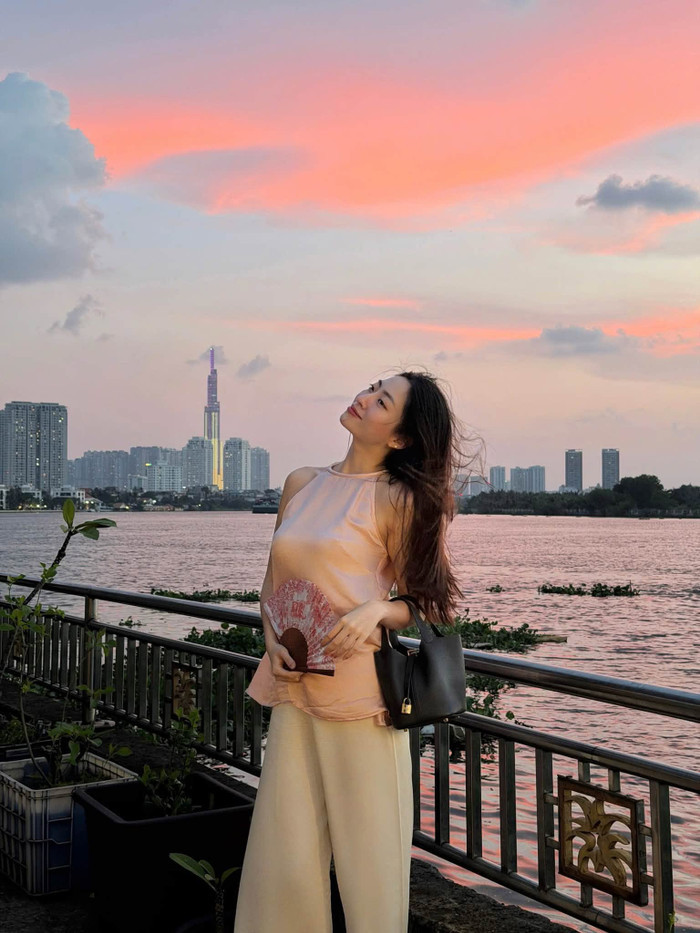 Thần thái cuốn hút của Lương Thùy Linh trong bộ ảnh mới