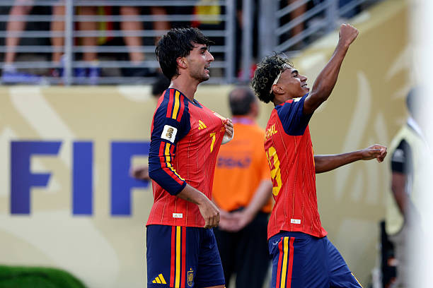 Ferran Torres và Lamine Yamal ăn mừng bàn thắng mở tỷ số