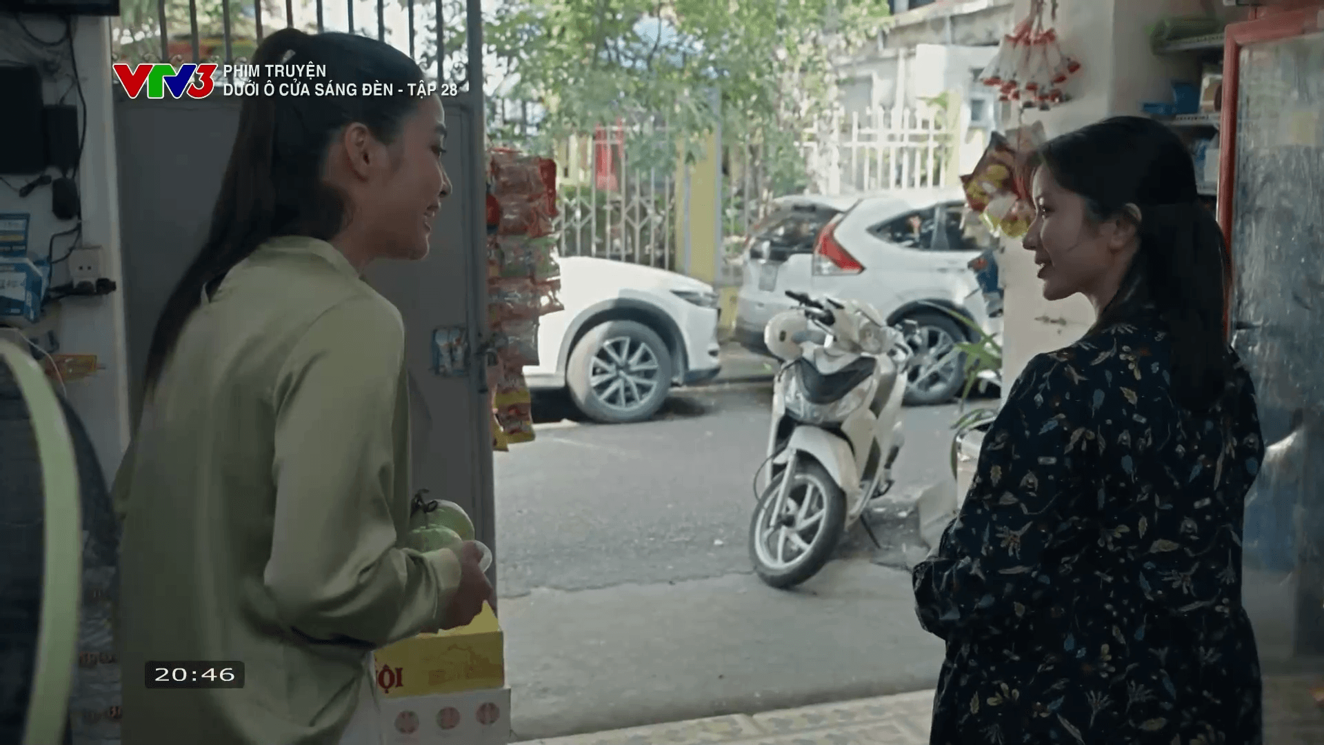 Vân sẵn sàng đối đáp với chị dâu của Bằng để bảo vệ anh tại khu tập thể.