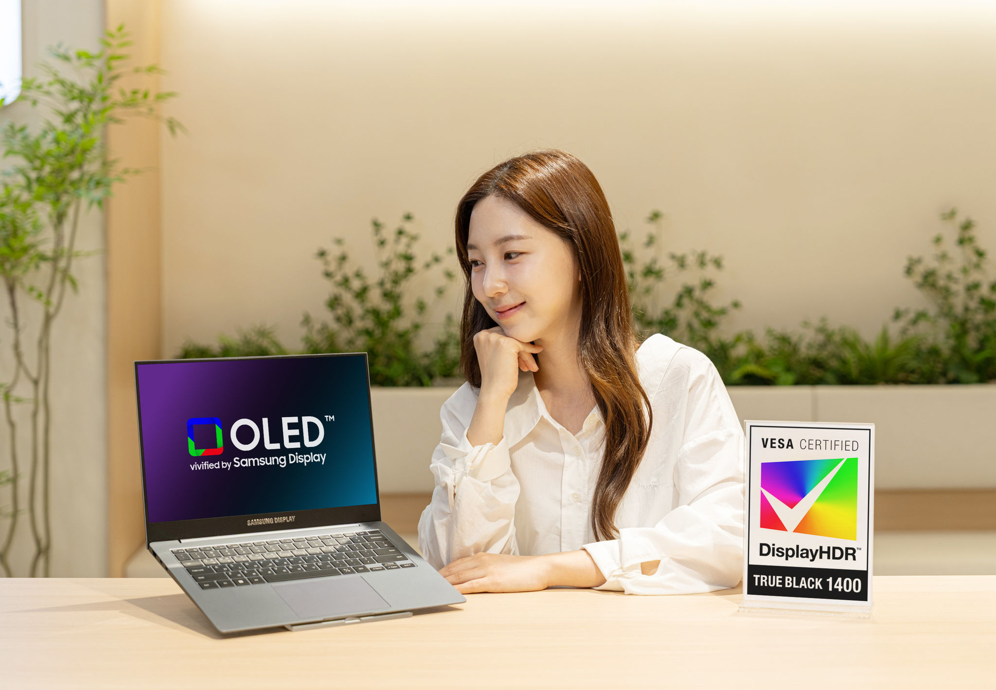 Cận cảnh tấm nền OLED Tandem trên mẫu laptop Lenovo Yoga Pro 9i Aura Edition.