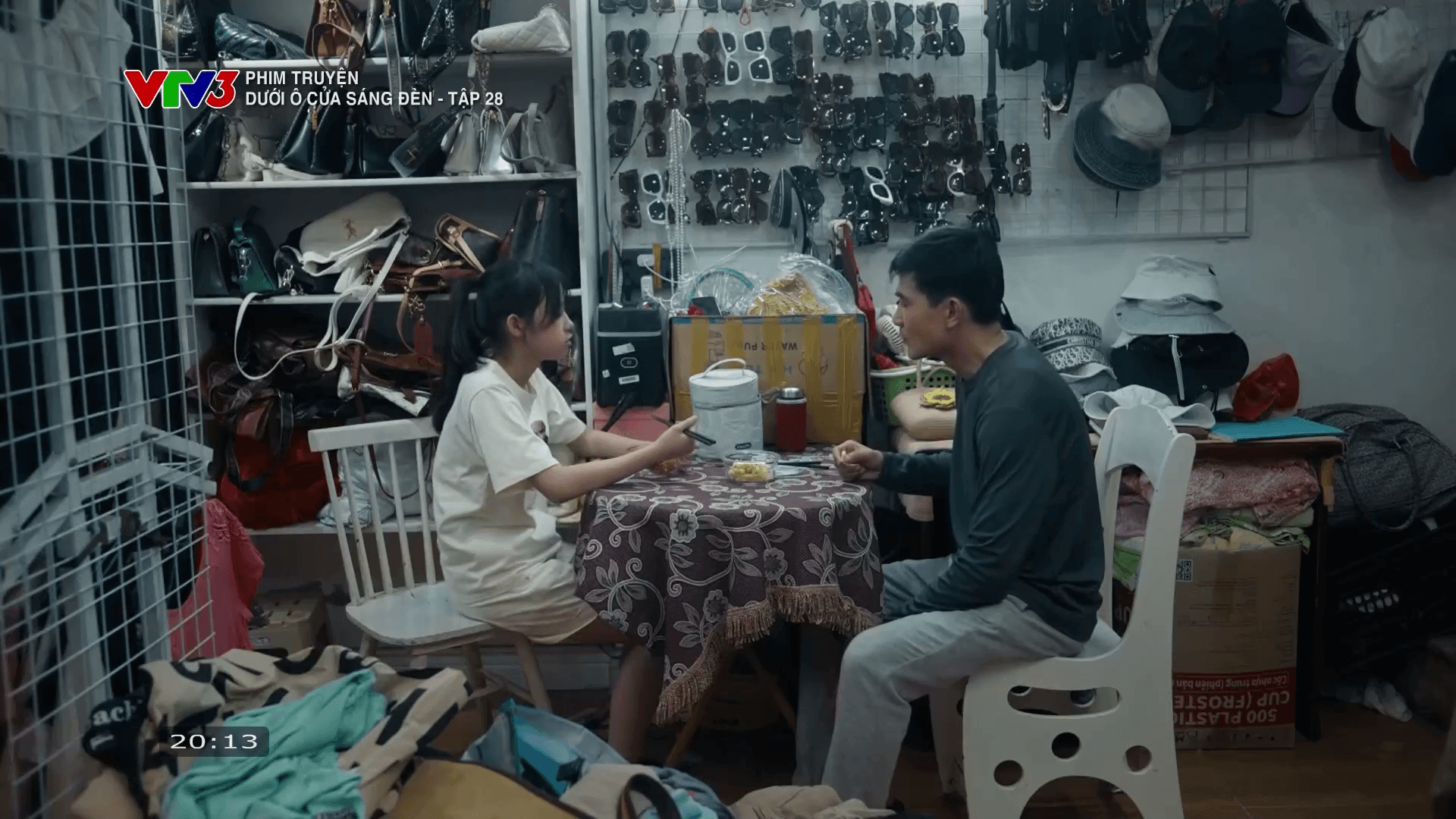 Bé Hà My mang đồ ăn ra cửa hàng để ăn cùng bố Sinh trong tập 28 Dưới ô cửa sáng đèn.