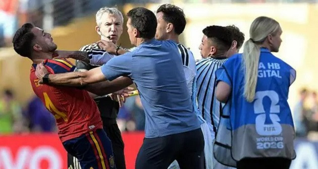 Cầu thủ hai bên xô xát nhau ngay sau tiếng còi mãn cuộc. Ảnh: Getty.