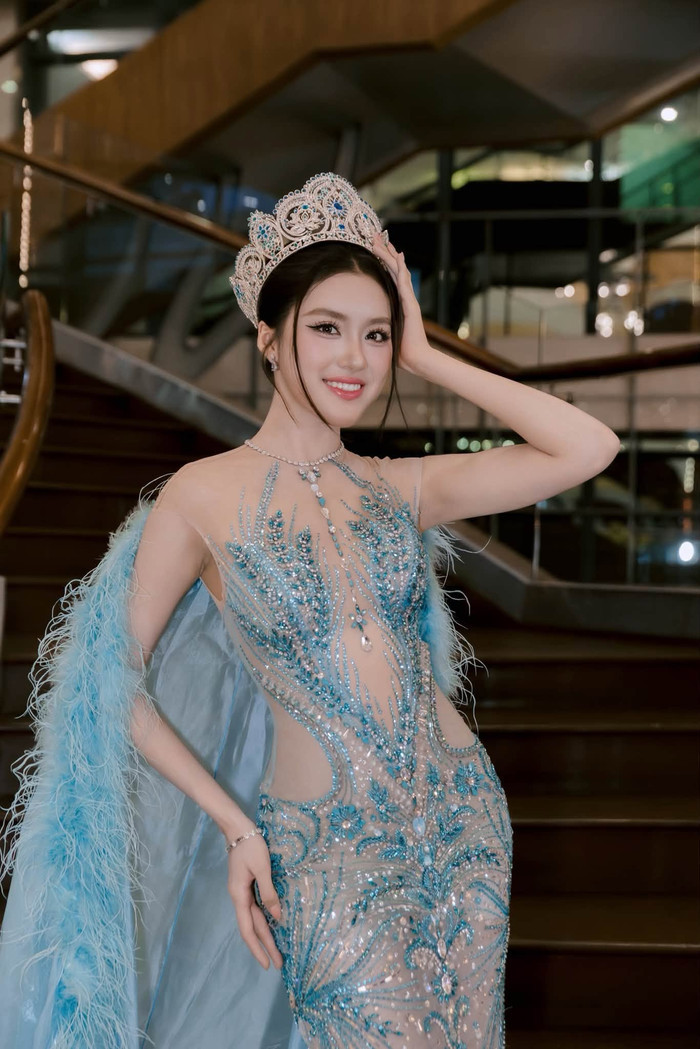 Nhan sắc tựa nữ thần của Hoa hậu Phương Oanh gây thương nhớ.
