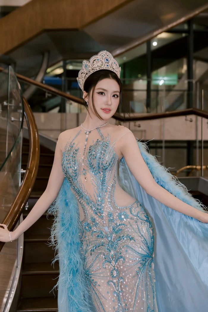 Hoa hậu Phương Oanh tỏa sáng với thần thái sang trọng và cuốn hút.