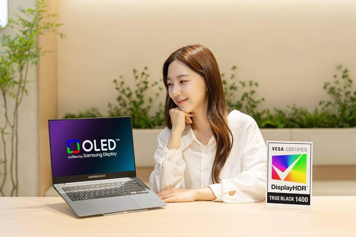 Samsung ra mắt màn hình OLED kép dành cho máy tính xách tay Samsung ra mắt màn hình OLED kép dành cho máy tính xách tay