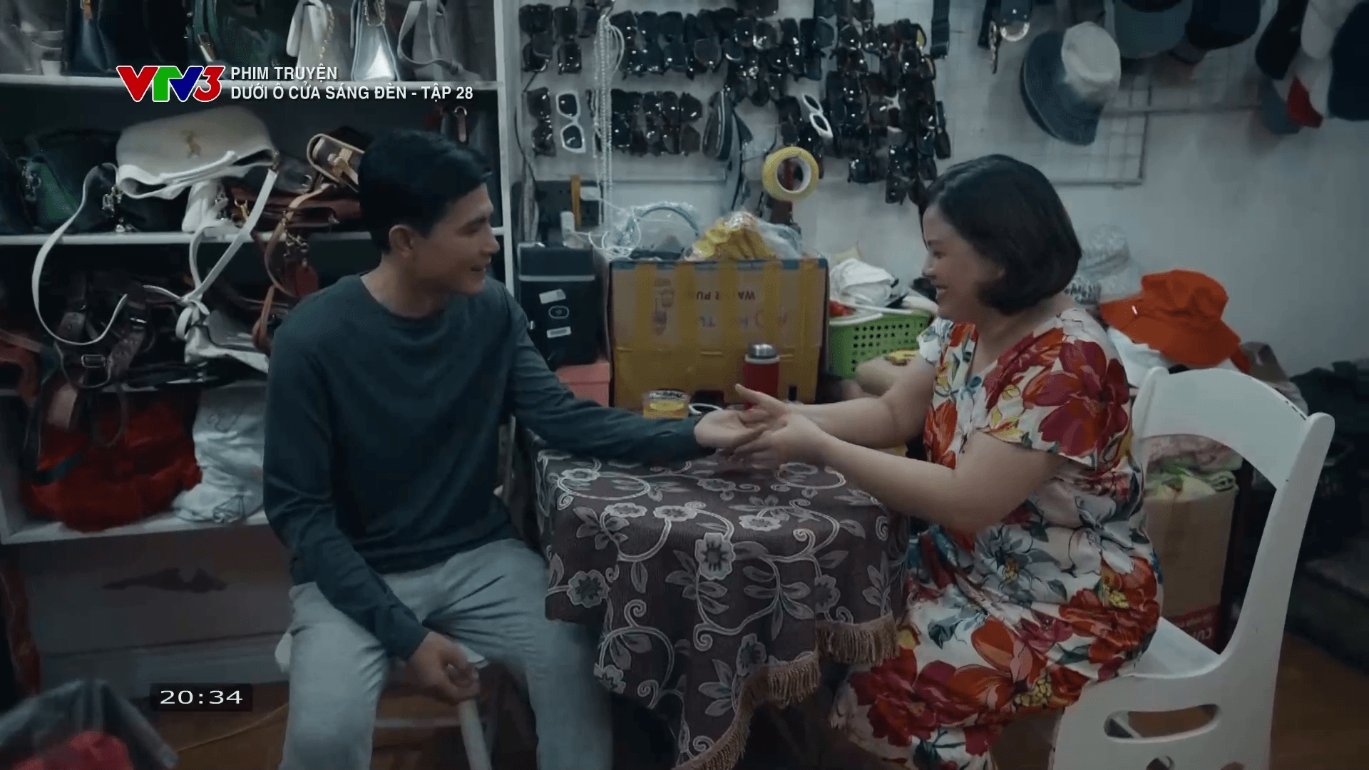 Bà chủ cửa hàng có những lời nói và hành động gạ gẫm Sinh ở lại qua đêm.