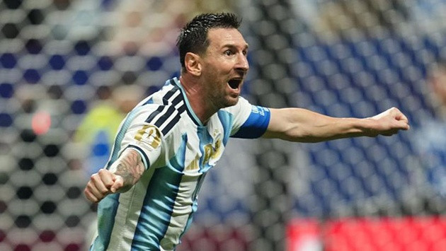 Lionel Messi cùng đội tuyển Argentina nhận huy chương bạc tại World Cup 2026