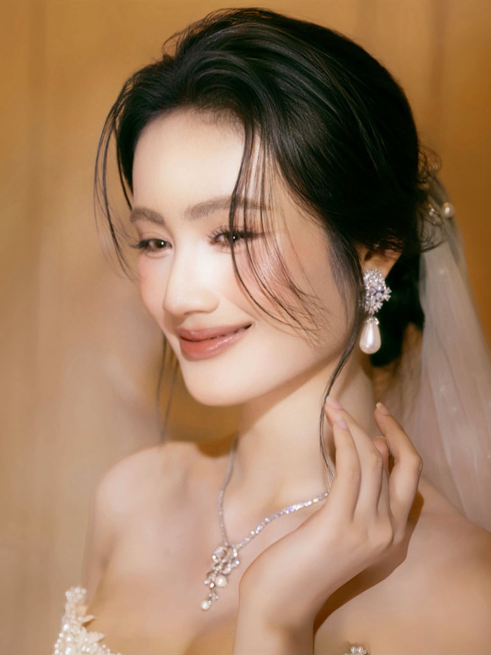 Hoa hậu Ý Nhi diện váy cưới trắng tinh khôi khoe vẻ đẹp rạng rỡ.