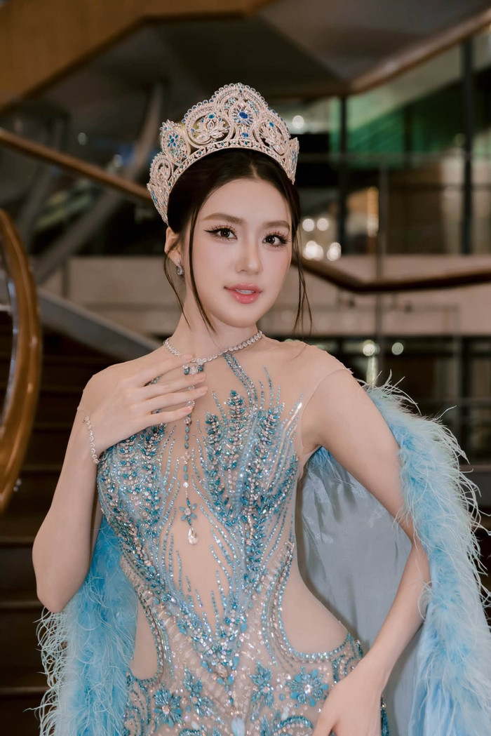 Hoa hậu Phương Oanh khoe vóc dáng quyến rũ trong thiết kế đính kết lộng lẫy.