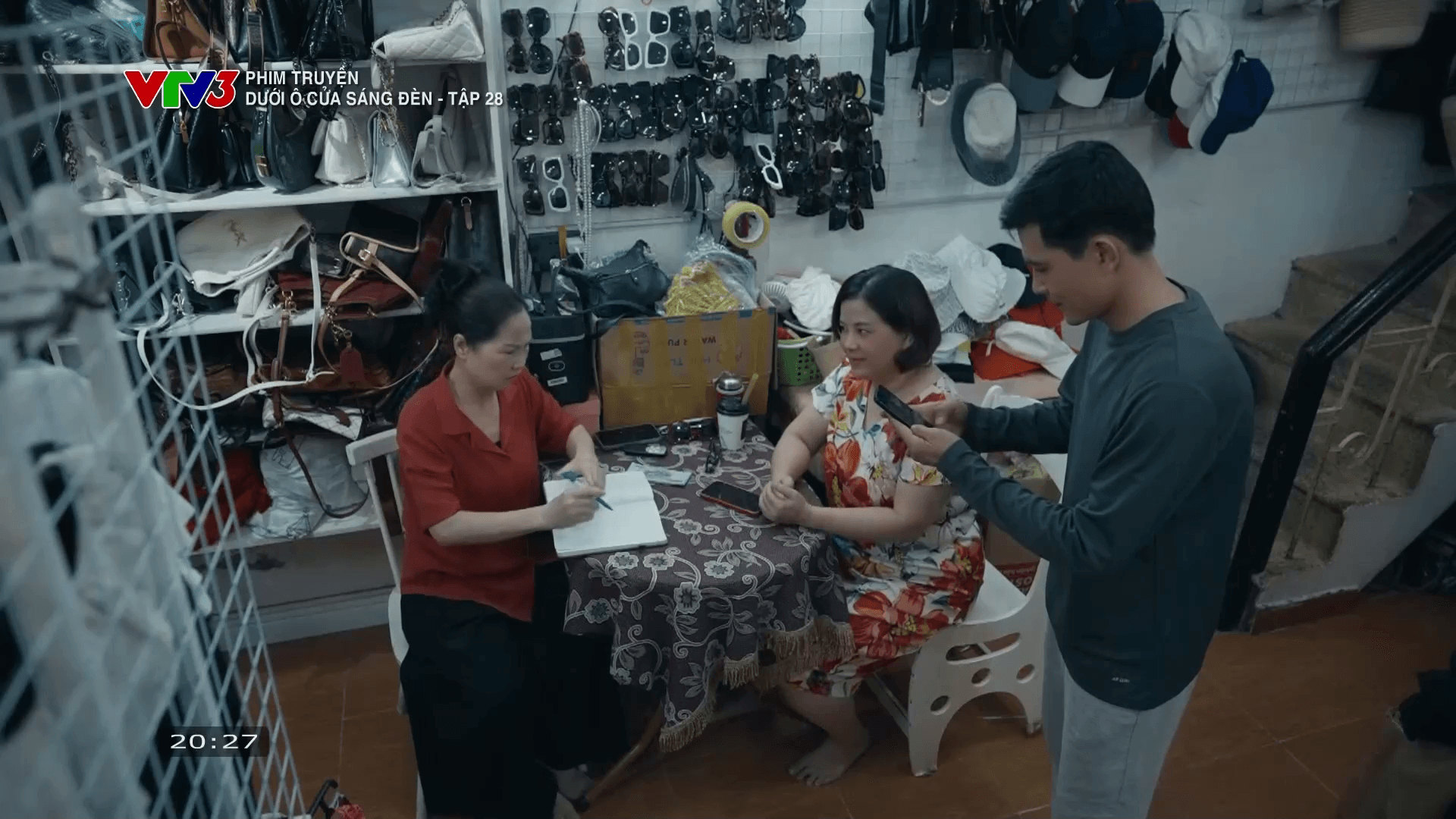 Sinh và chủ cửa hàng chốt phương án bồi thường 11 triệu đồng cho khách hàng bị mất xe.