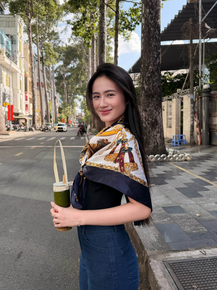 Loạt ảnh mới chứng minh nhan sắc ngày càng rạng rỡ của Hoa hậu Ý Nhi.
