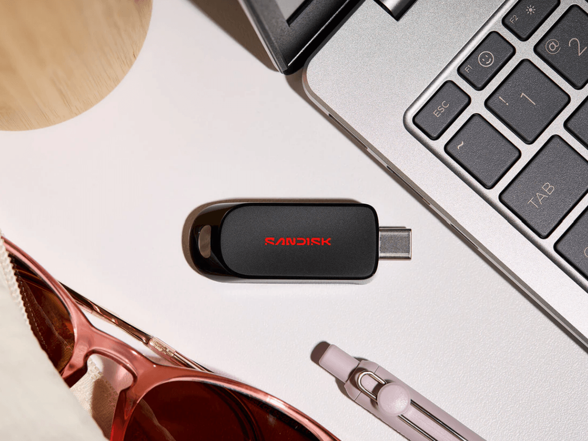 Dòng SanDisk CZB có kích thước dưới 2 inch và trọng lượng chỉ 6 gram.