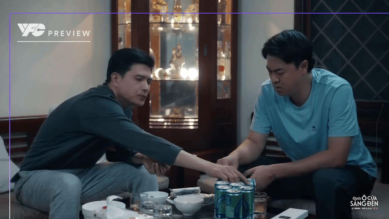 Sinh thú nhận với Tài về tình cảm dành cho Diệu trong tập 29 phim Dưới ô cửa sáng đèn.