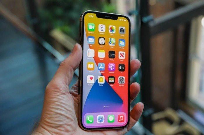 iPhone 12 Pro Max với khung viền thép phẳng đặc trưng