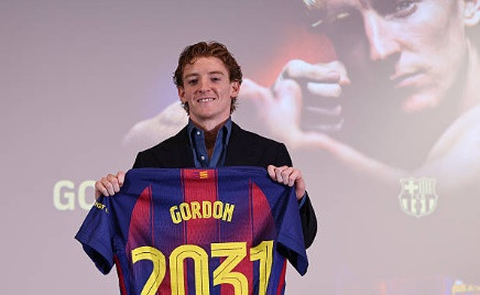 Gordon rời Newcastle để gia nhập Barcelona.