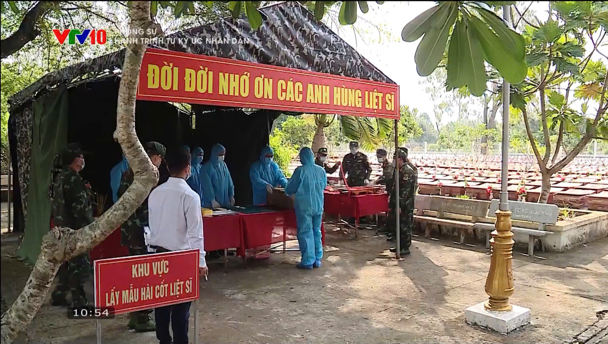 Ông Hữu Minh Đức hỗ trợ thân nhân liệt sĩ tại xã Hồ Thị Kỷ, tỉnh Cà Mau thực hiện các thủ tục xác minh.