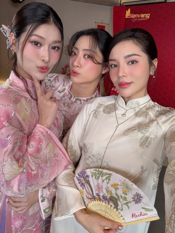 Bộ ba nàng hậu chia sẻ khoảnh khắc thân mật ngoài đời