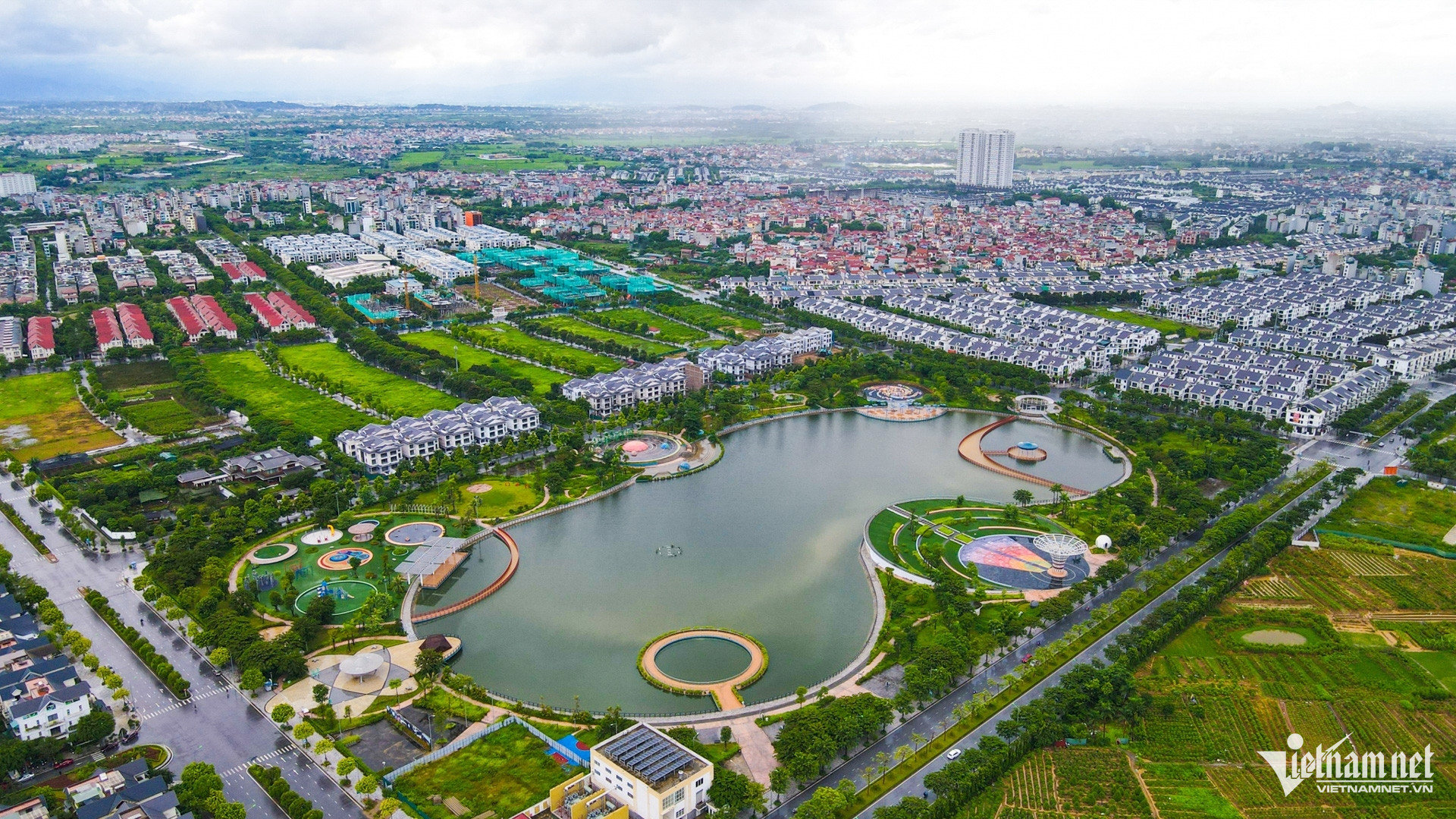 Người dân tìm hiểu thủ tục vay vốn tại ngân hàng để mua nhà