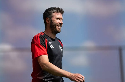 Michael Carrick đang tập trung xây dựng hàng tiền vệ mới cho Manchester United