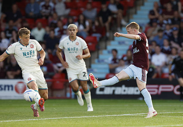 Aston Villa thắng dễ Walsall trên sân khách với sự tỏa sáng của các cầu thủ trẻ.
