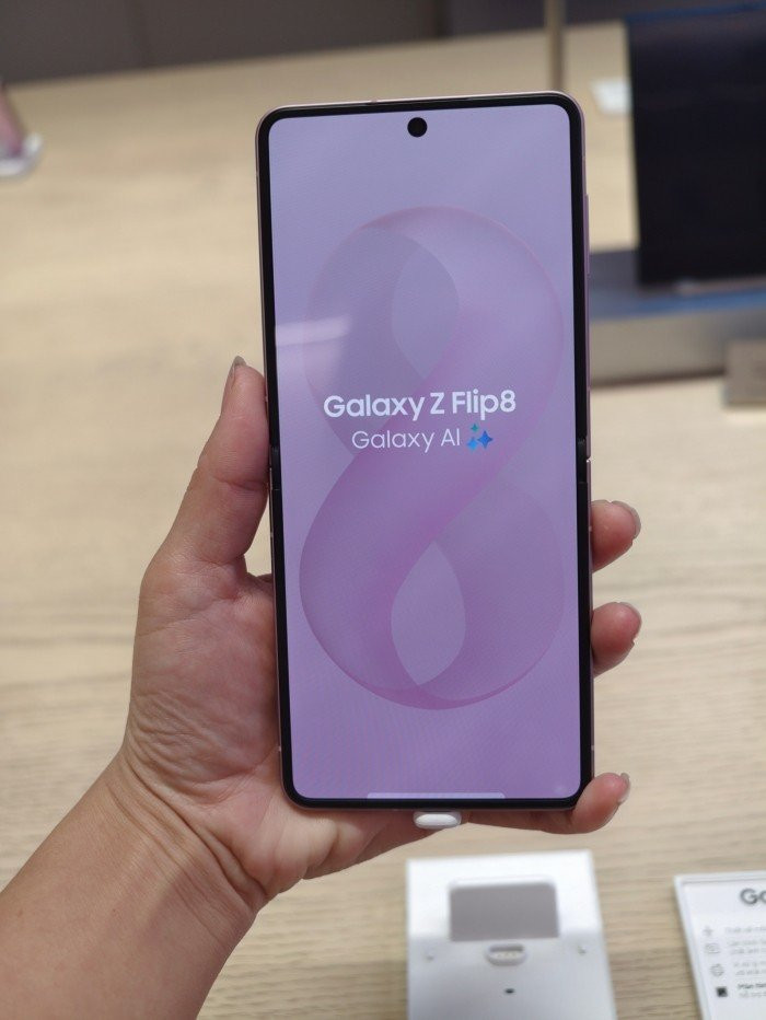Thiết kế mỏng nhẹ của Galaxy Z Flip8