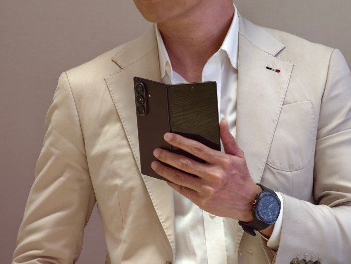Cận cảnh màn hình phẳng tuyệt đối của Galaxy Z Fold8 Ultra với công nghệ Flex Titanium mới