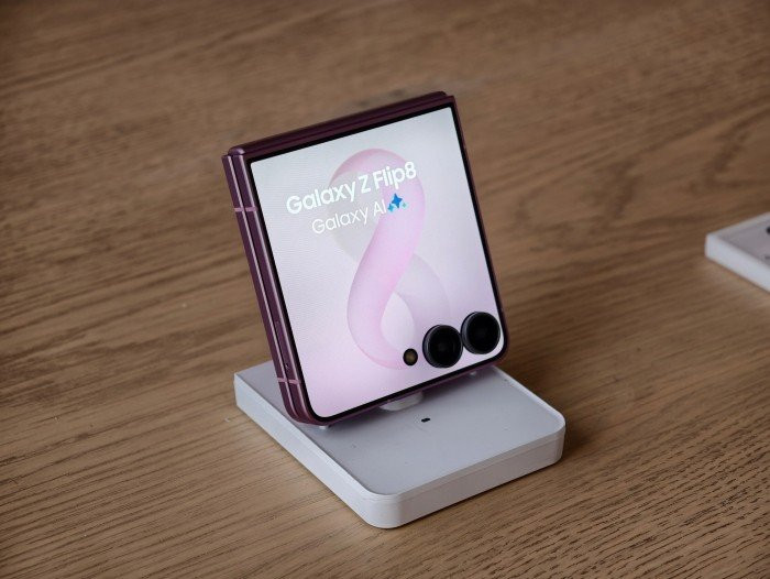 Màn hình phụ FlexWindow trên Galaxy Z Flip8