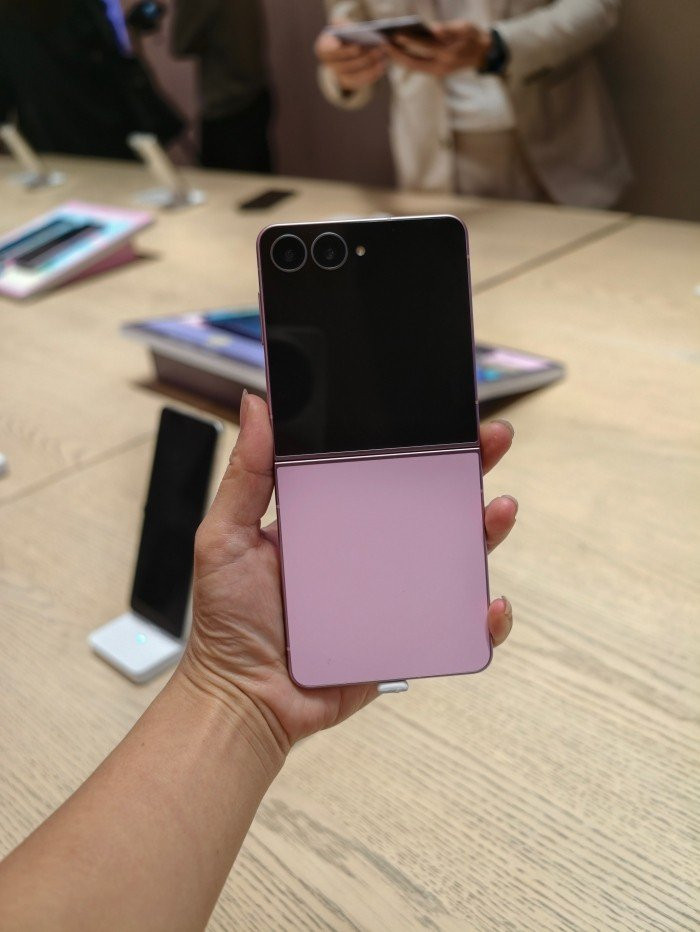 Hệ thống camera trên Galaxy Z Flip8