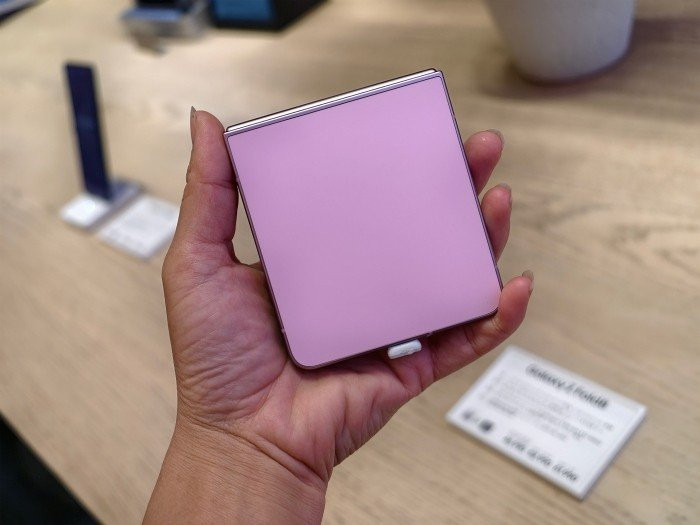 Cạnh bên và nút nguồn của Galaxy Z Flip8