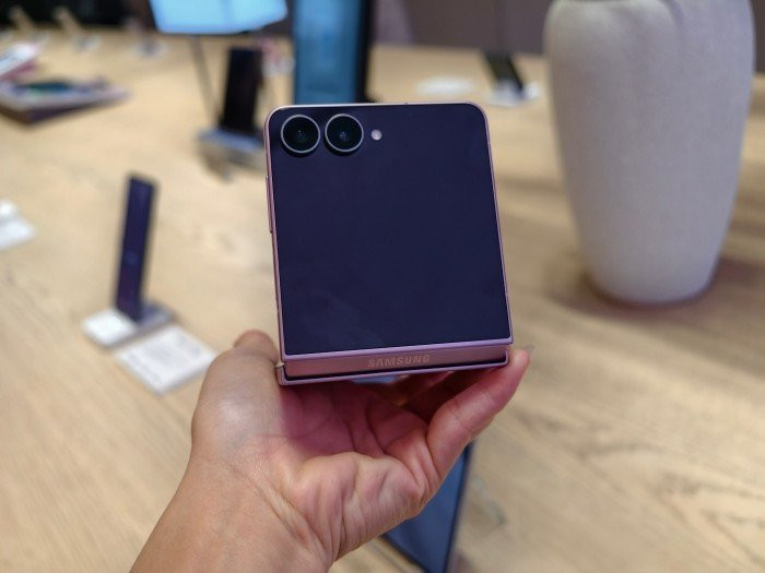 Màn hình chính 6,9 inch của Galaxy Z Flip8