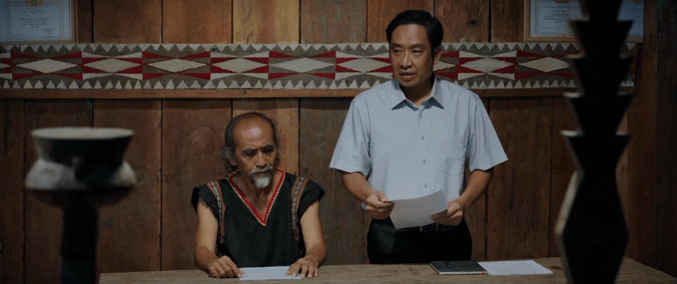 Cuộc họp tại làng Tơ Rơi về vấn đề đất đai và điện lưới