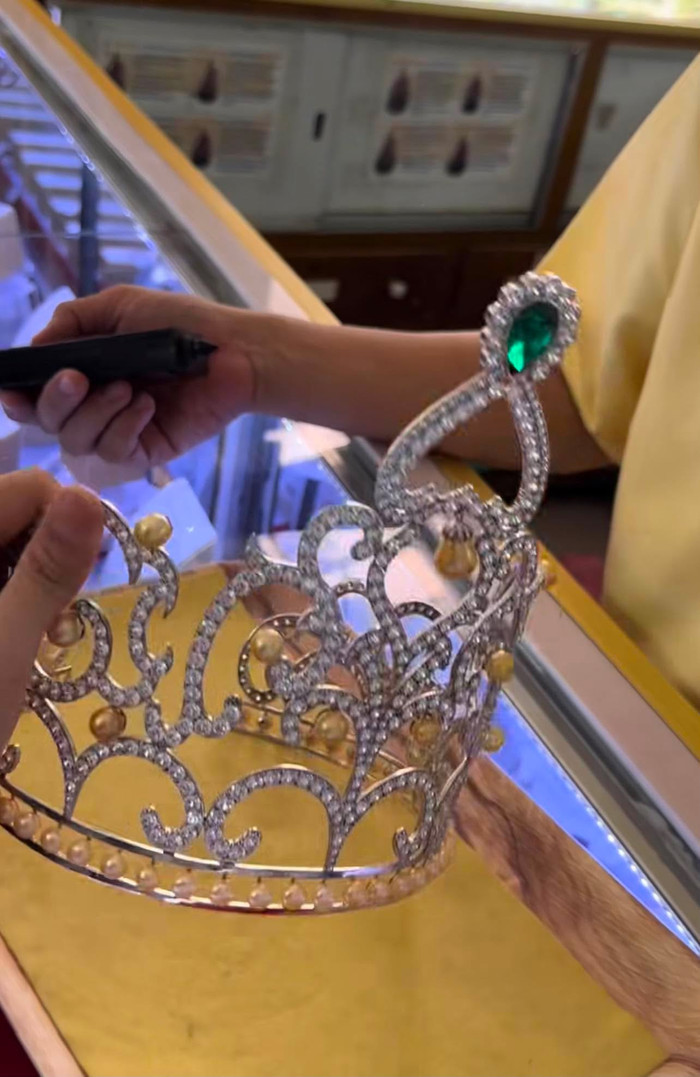 Hình ảnh cắt từ clip kiểm định vương miện gây tranh cãi trên mạng xã hội.