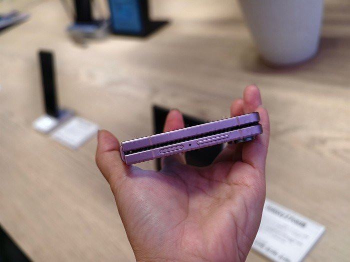 Khung viền Armor Aluminum trên Galaxy Z Flip8