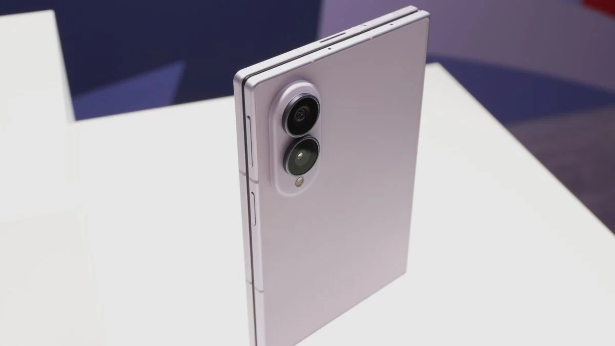 Cận cảnh cụm camera sắc nét và thiết kế tinh tế của Galaxy Z Fold8