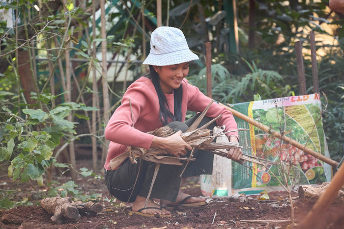 Khoảnh khắc giản dị của H’Hen Niê khi về thăm nhà.