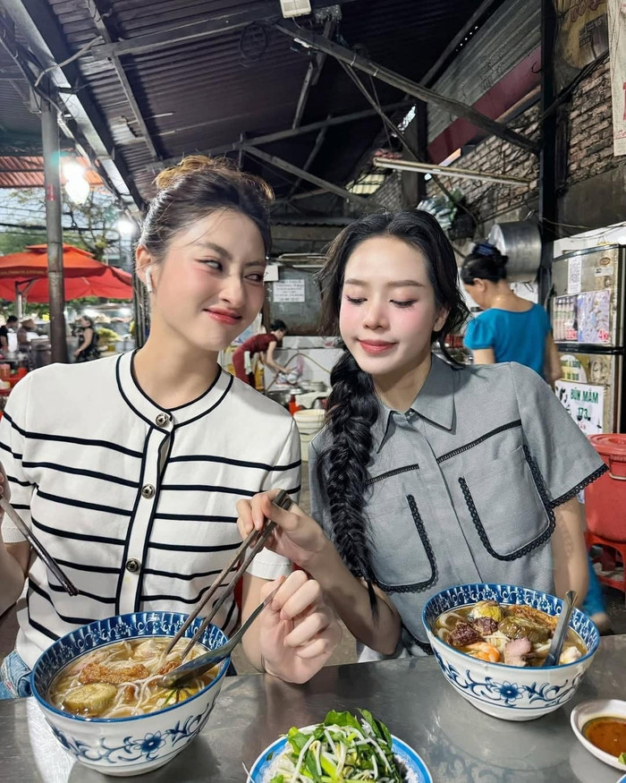 Thanh Thủy và Lương Thùy Linh thoải mái trêu đùa đối phương