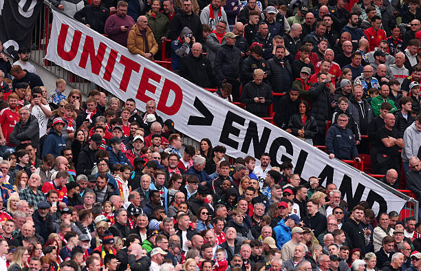 Người hâm mộ Manchester United phải đợi sân vận động mới thêm một thời gian