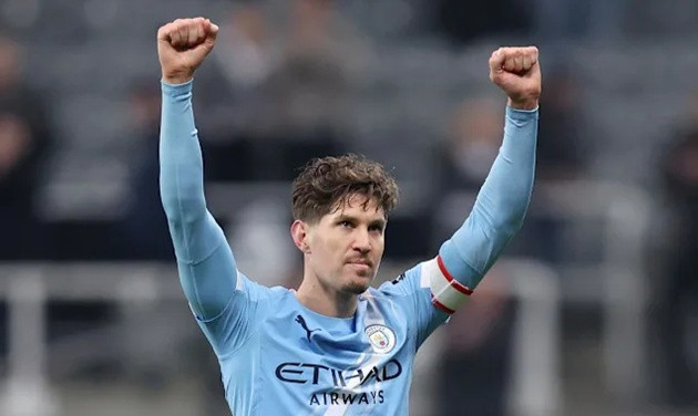 Chelsea và Arsenal đang theo đuổi John Stones