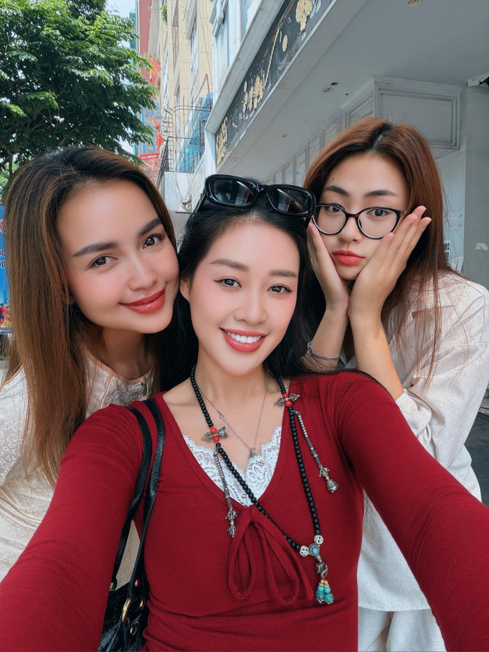 Khánh Vân sở hữu mối quan hệ thân thiết với nhiều hoa hậu, á hậu